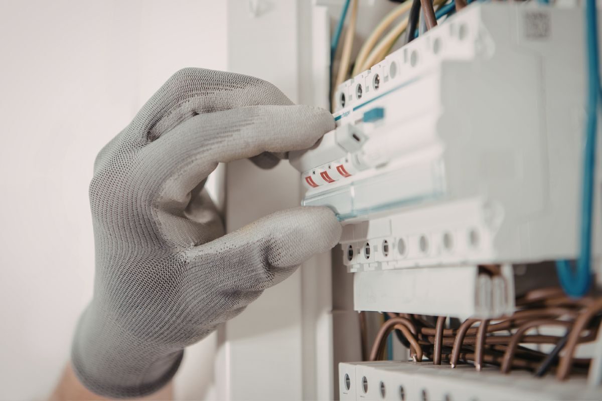 Circuit Breaker Selection for Welding Equipment to Prevent Electrical Overloads